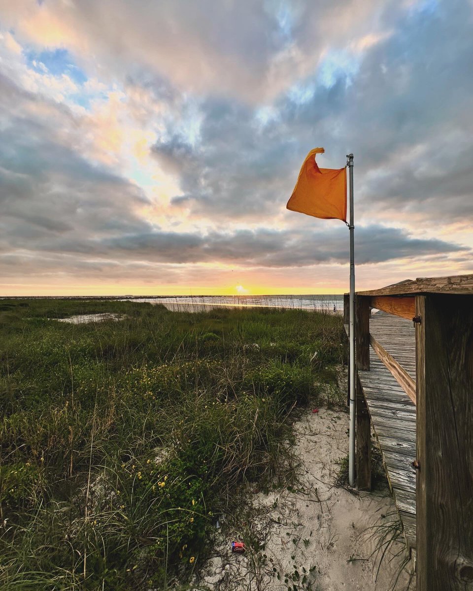 Mondays can be tough, but their sunrises never disappoint! Make sure you monitor our flags for beach hazards indicating high surf or strong currents. Rip currents can emerge at any time! 🟥 High Hazard 🟨 Medium Hazard 🟩 Low Hazard #Mayport #JacksonvilleFlorida #BeachSafety