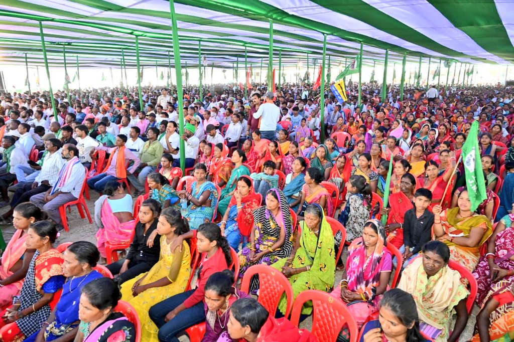 गांडेय विधानसभा उपचुनाव हेतु नामांकन पत्र दाखिल करने के उपरांत झारखण्ड राज्य निर्माता परम आदरणीय बाबा दिशोम गुरु शिबू सोरेन जी तथा अन्य सभी गणमान्य नेताओं की उपस्थिति में गांडेय विधानसभा की जनता को संबोधित करने का अवसर मिला। आप सभी को इस अवसर पर हार्दिक धन्यवाद और जोहार। तानशाही