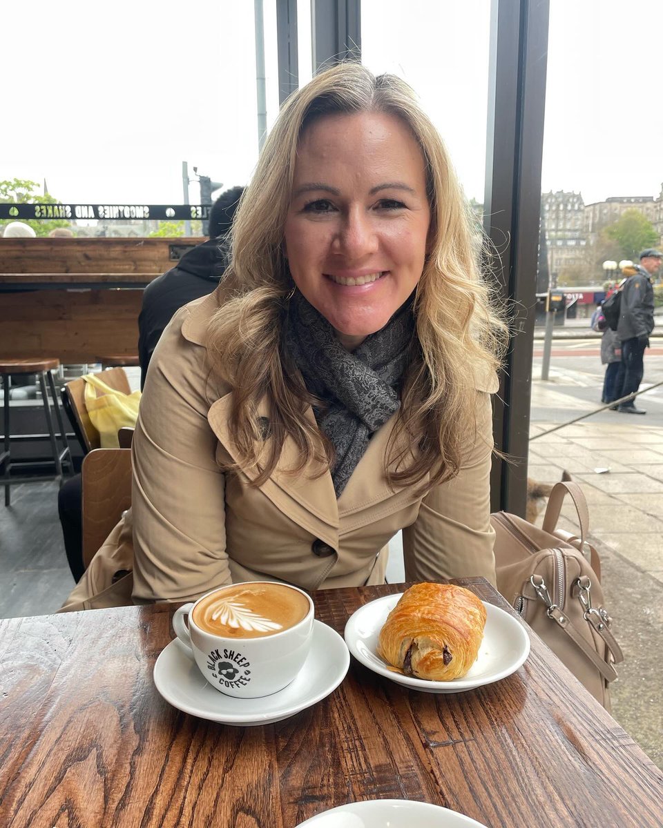 🧵 Yesterday, my mom & I embarked on a poignant journey through @Edinburgh #Castle & the #RoyalMile, where the weight of #history enveloped us. The echoes of darkness and suffering, borne from the #abuseofpower by both government & #church, reverberated through the stone walls.