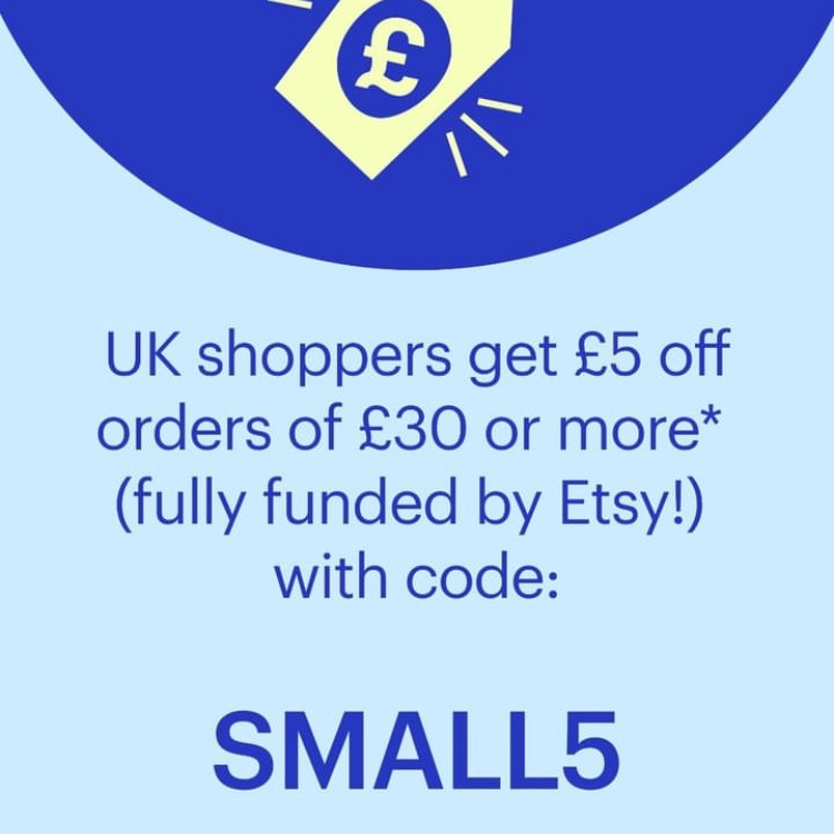 📢Etsy, siparişlerin artmasını desteklemeye yönelik yeni bir haber duyurdu. Birleşik Krallık üzerinden alışveriş yapan alıcılar için 26-30 Nisan tarihleri arasında özel bir promosyon sunuyor. - Birleşik Krallık alıcıları SMALL5 promosyon koduyla £30 veya üzeri siparişlerinde £5…