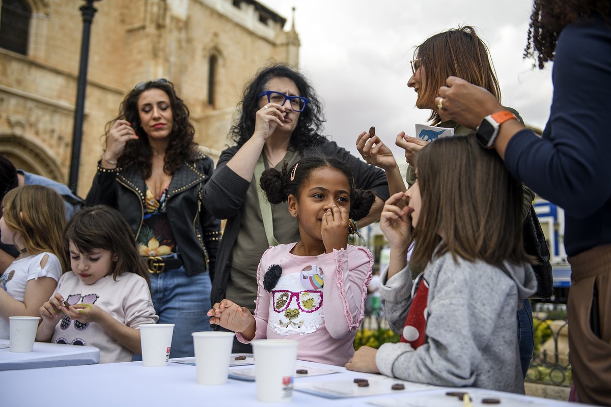 🍫¿Sabrías diferenciar los tipos de chocolate por su porcentaje de cacao? En el taller 'El chocolate, un placer saludable con condiciones', l@s vecin@s de #Valdepeñas lo descubrieron en una cata con los 5 sentidos 📷@AlvaroMin #CiudadCiencia @AytoValdepenas @ICTAN @CSICdivulga