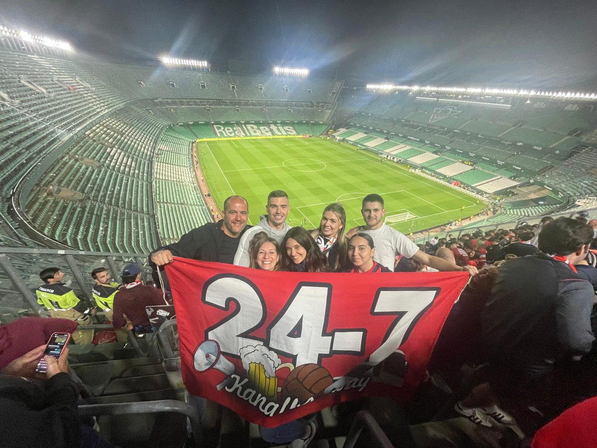⚪️🔴 Dentro estuvieron los afortunados, y fuera tampoco te dejamos solo, <a href="/SevillaFC/">Sevilla Fútbol Club</a>.
Porque no somos un grupo de amigos, nosotros somos mucho más. 🔴⚪️
#247Sfcfans
#DelamanodemiSevilla