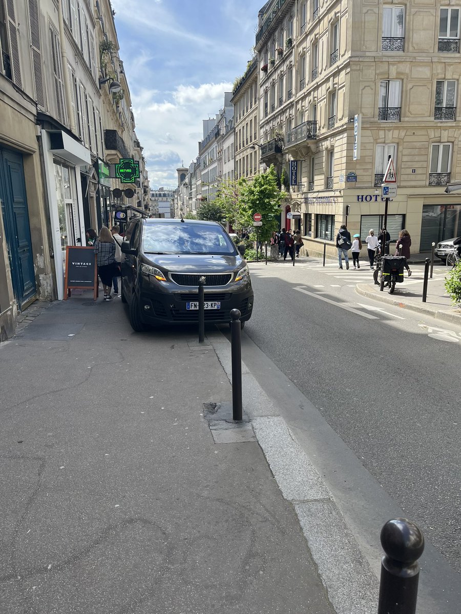 Il est souhaitable de reposer les potelets tue des Martyrs pour préserver le trottoir pour les piétons @dburkli @sdulermo @JBGardes @Mairie9Paris @Parisjecoute #paris9 #pieton #trottoir