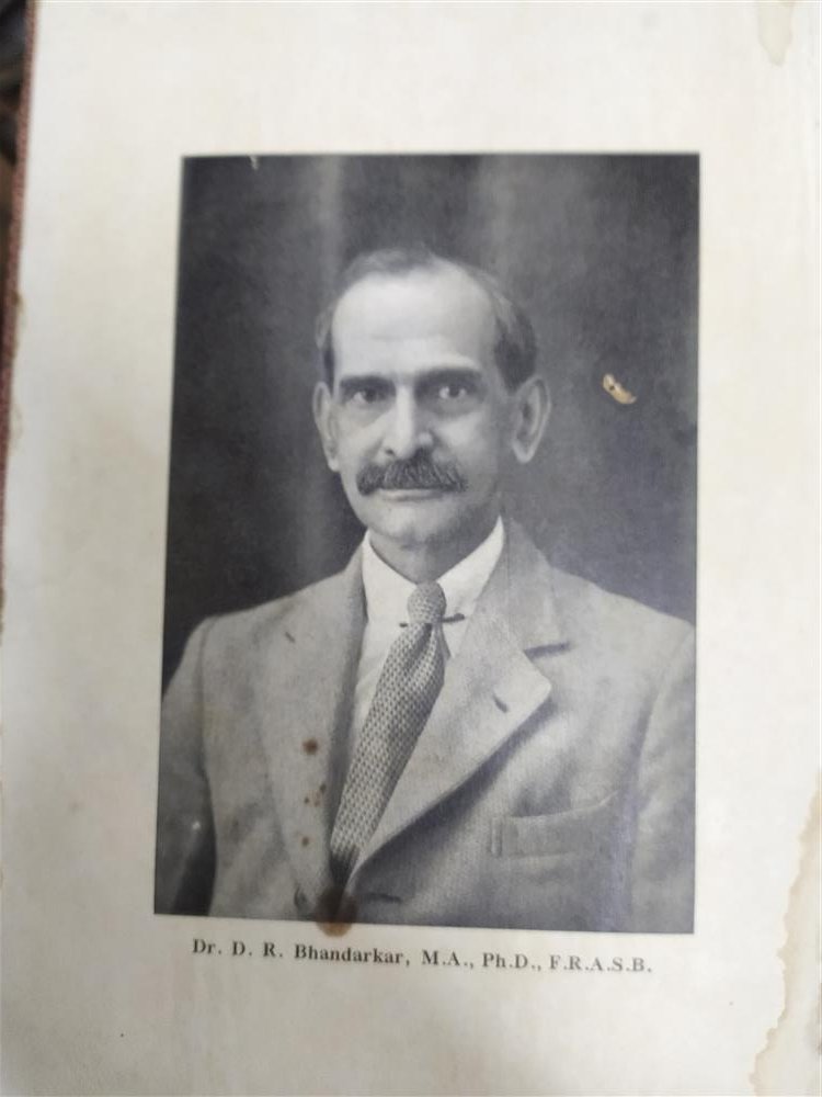 #IndianHistorians Dr. D.R. Bhandarkar (1875-1950) was an archeologist & epigraphist of ASI. Son of Dr. R.G. Bhandarkar, he excavated the city of Nagari near Chitor. His observations on Mohanjodaro being 'no more than 200 years old' is one of the greatest gaffes in archeology.