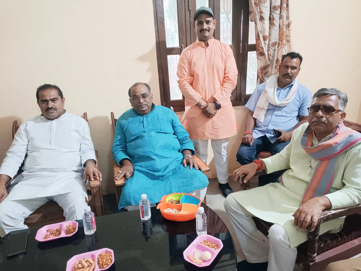 spmtdeoria's tweet photo. भारतीय जनता पार्टी, गौरीबाजार के मंडल महामंत्री श्री अतुल राय पुत्र श्री देवेन्द्र राय जी के यज्ञोपवीत संस्कार के उपलक्ष में पहुँचकर शुभकामनाएं दिया।

@BJP4India @BJP4UP @BJP4GKP @bjp4deoriaup @spmt1963 https://t.co/sa45Kg6GSX