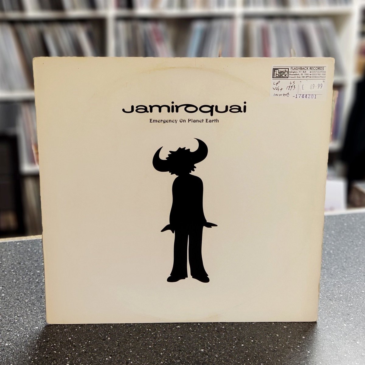 Our Shoreditch shop recently received a US first pressing of Jamiroquai's debut album 'Emergency on Planet Earth' (1993). A fusion of funk, acid jazz, and soul, featuring dynamic grooves.

#jamiroquai #acidjazz #soul #funk #recordshop #music #vinyl #flashback #flashbackrecords