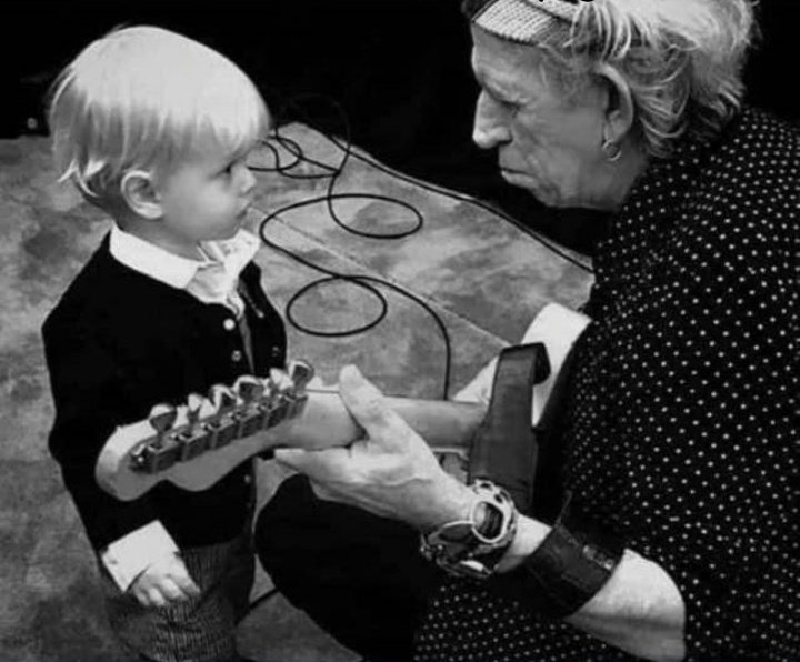 In honor of Willie Nelson's 91 birthday 🎂 Here's a photo of Keith Richards teaching a young Willie Nelson how to play guitar