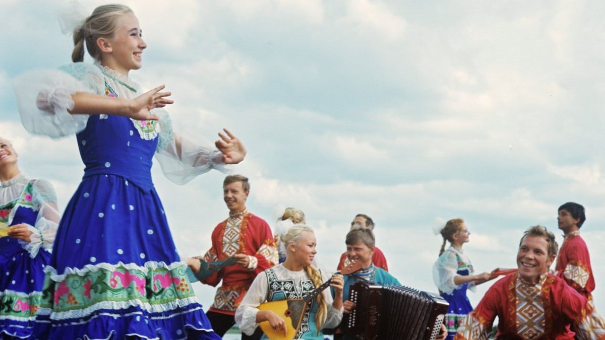 April 29 is International #Dance Day! 👉 Dance like a Russian: 💃 #khorovod - circle dance + chorus singing 💃 #barynya - a dance battle between a landlady and a peasant 💃 #kamarinskaya - a folk dance remastered by Glinka 💃 #quadrille - Russian version of the French classics