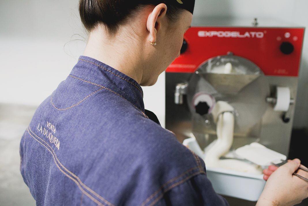 Cuando decimos que nuestros postres son caseros es por algo… 😉 ¿Cuál es tu favorito?
·
#ventaladuquesa #medinasidonia #restaurante #cocinatradicional #cocinakm0 #cocinadetemporada #laduquesamedina