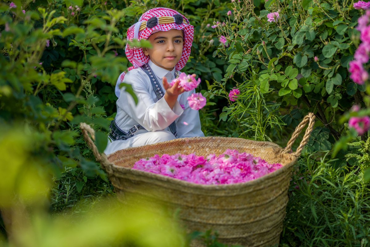 sfs1927's tweet photo. وردنا عز وفخر وقصة أصالة ،
تحكي تاريخ معتق بالعطر 🌸..
#مهرجان_الورد_الطائفي
#وردنا_من_جودنا 
#الورد_الطائفي 
#موسم_الورد 
#موسم_الورد_الطائفي 
#welcometoarabia 
#saudiarabia https://t.co/s3OGC7s2qD