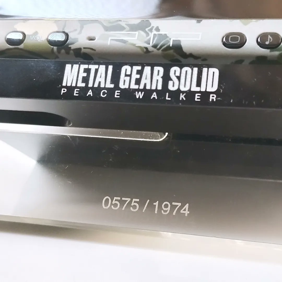 ihurtado2000's tweet photo. Esta es la PSP exclusiva numerada (n° 0575/1974).

_____

#sony #sonyplaystation #playstation #psp #metalgearsolid #metalgear #metalgearcollection #Snake #bigboss #mgspeacewalker #peacewalker #konami #hideokojima #ahideokojimagame https://t.co/gT2H3p17gx