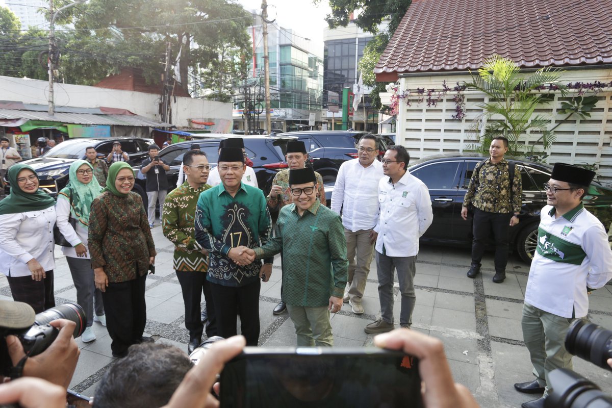 cakimiNOW's tweet photo. Alhamdulillah sore hari ini jajaran DPP PPP dan DPP PKB melaksanakan silaturahim yang memiliki banyak manfaat. Kita jadikan spirit idul fitri untuk berubah menjadi lebih baik lagi.

PKB dan PPP sepakat untuk terus saling bahu-membahu, bekerja sama dalam rangka memaksimalkan peran dan manfaat bagi kehidupan berbangsa dan bernegara, baik di legislatif maupun di eksekutif. 

PKB juga berharap PPP lolos dalam perjuangannya di Mahkamah Konstitusi (MK). Sehingga hak PPP untuk duduk dengan hasil jerih payahnya bisa terselamatkan. Mari kita doakan bersama.