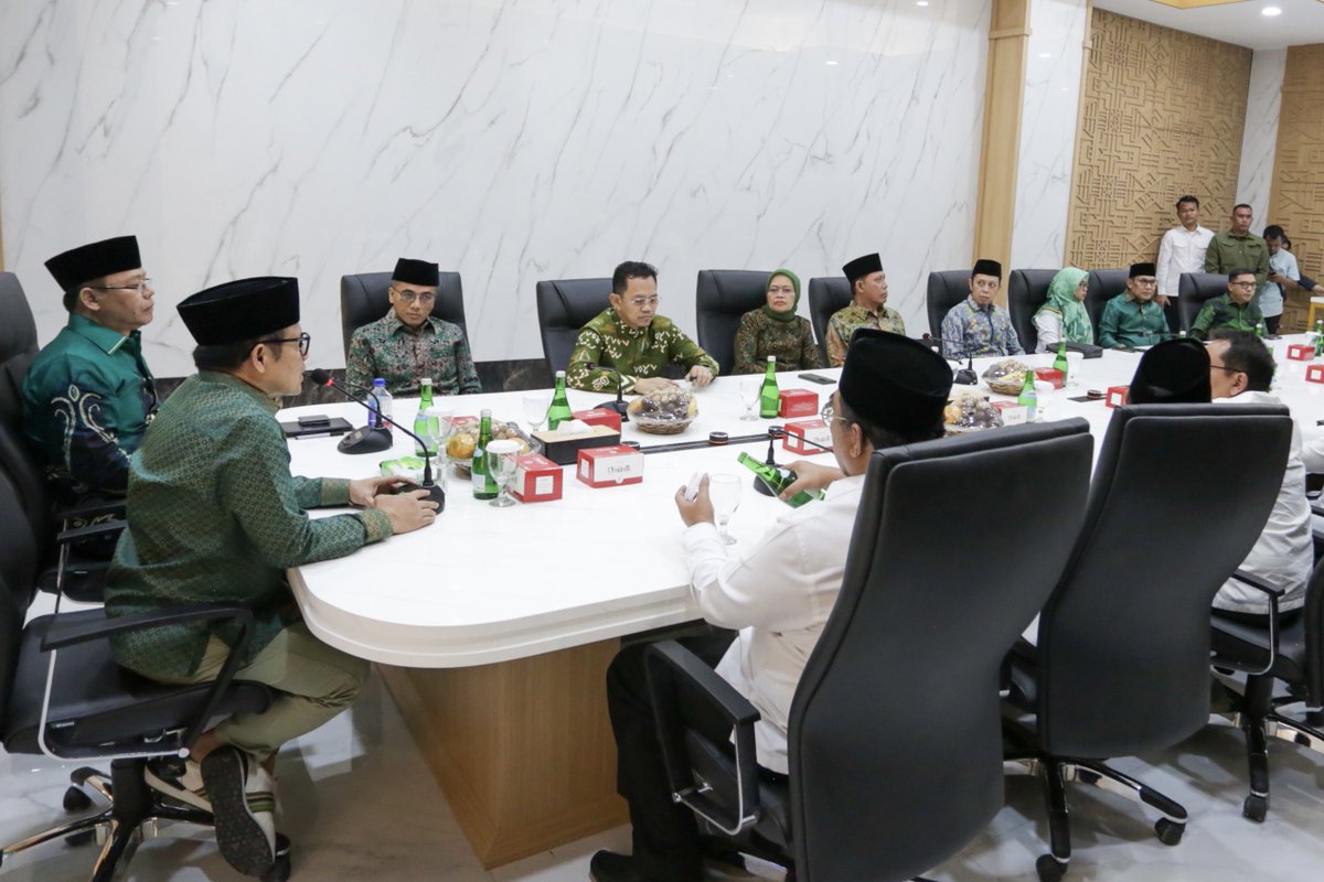 cakimiNOW's tweet photo. Alhamdulillah sore hari ini jajaran DPP PPP dan DPP PKB melaksanakan silaturahim yang memiliki banyak manfaat. Kita jadikan spirit idul fitri untuk berubah menjadi lebih baik lagi.

PKB dan PPP sepakat untuk terus saling bahu-membahu, bekerja sama dalam rangka memaksimalkan peran dan manfaat bagi kehidupan berbangsa dan bernegara, baik di legislatif maupun di eksekutif. 

PKB juga berharap PPP lolos dalam perjuangannya di Mahkamah Konstitusi (MK). Sehingga hak PPP untuk duduk dengan hasil jerih payahnya bisa terselamatkan. Mari kita doakan bersama.