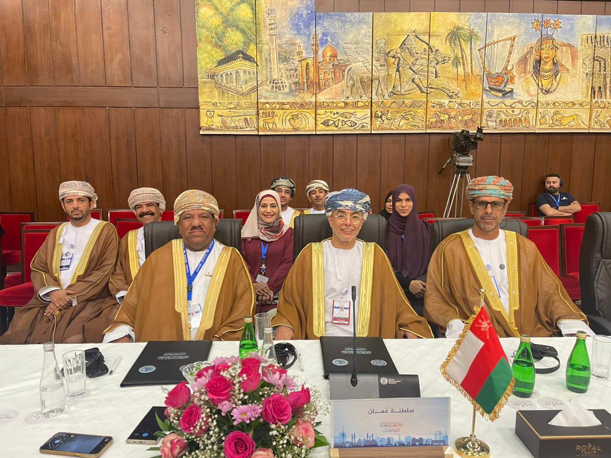 OmanChamber's tweet photo. شاركت غرفة تجارة وصناعة عمان في مناقشة تقرير منظمة العمل العربية حول مستقبل الموارد البشرية في ظل الثورة التكنولوجية وذلك خلال الدورة الـ50 لمؤتمر العمل العربي والتي عقدت في العاصمة العراقية بغداد.

وقال المهندس رضا بن جمعة آل صالح عضو مجلس إدارة غرفة تجارة وصناعة عمان- رئيس وفد الغرفة  إن مشاركة الغرفة في هذه الدورة جاءت انطلاقا من دورها الرئيسي كممثل للقطاع الخاص والذي يعد أحد أهم أطراف الإنتاج .. وباعتبار أن القطاع الخاص هو المشغل الرئيسي للقوى العاملة فإن الغرفة حريصة على استعراض التحديات والفرص التي تواجه الموارد البشرية في العصر الرقمي، والتغييرات الجذرية في بيئة العمل نتيجة التقدم التكنولوجي.

وأضاف أن أي تأثير على أسواق العمل وأنماط الوظائف يمس بالضرورة بيئة الأعمال وبالتالي فإن دور الغرفة في تحسين بيئة الأعمال انطلاقا من توجهاتها الاستراتيجية المنسجمة مع رؤية عمان 2040 يقتضي متابعة التغييرات الجذرية في بيئة العمل وكذلك تفعيل دور التكنولوجيا في تطوير الموارد البشرية والارتقاء بها وتحقيق التوازن والتكامل بين التكنولوجيا والعنصر البشري.

وبين أن الغرفة ستعمل على دراسة مخرجات هذه الدورة خاصة وأنها ناقشت استدامة وإنتاجية أسواق العمل في الدول العربية ودور التعليم والتدريب في تحقيق التنمية الاقتصادية المستدامة.