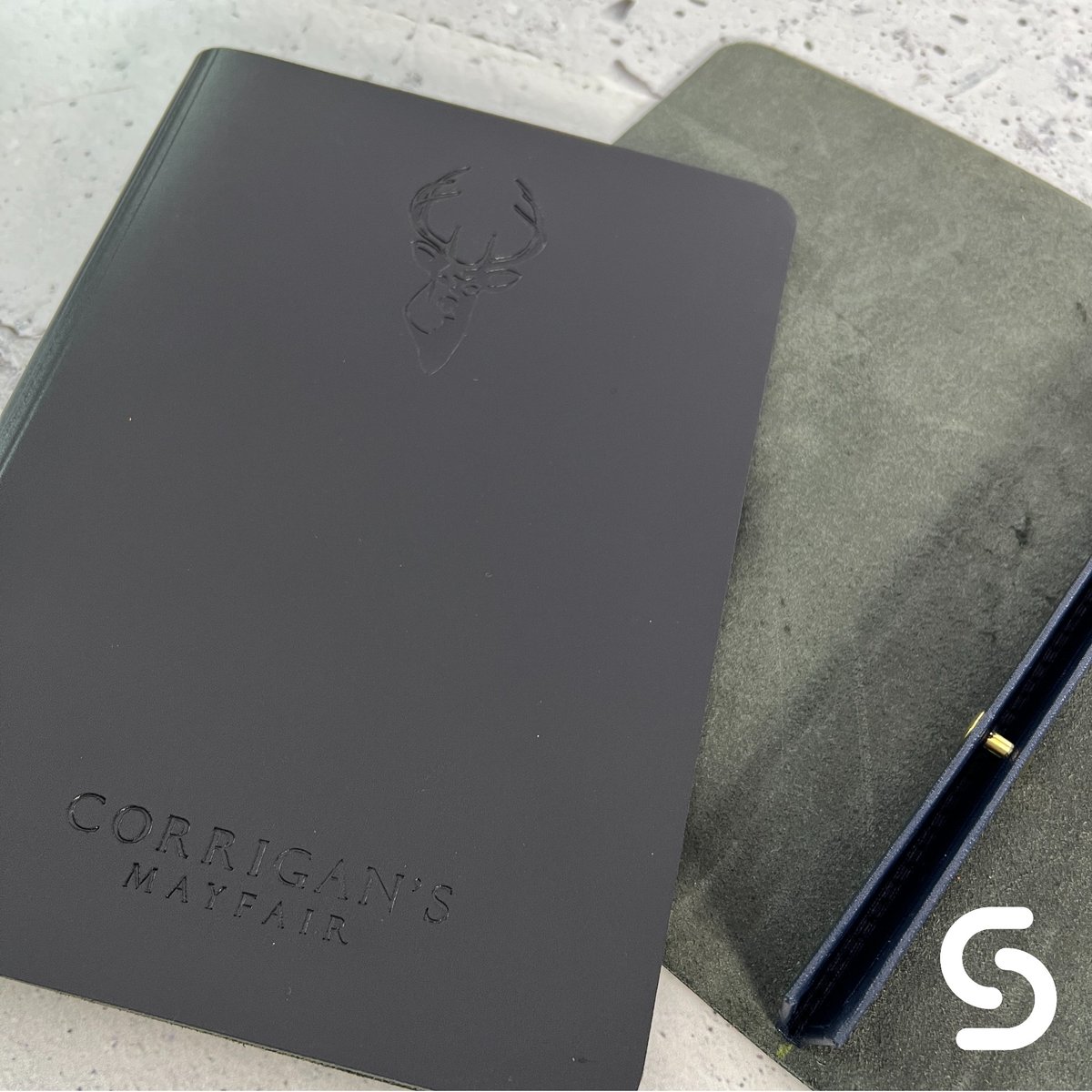 SmartUKSupplies's tweet image. Saddle Hide Menu Covers are versatile, fitting any venue from cosy countryside inns to upscale urban bistros, making them a popular choice. 

Made for Corrigan's Mayfair - A4, with a debossed design.

Enquire today - smartuk.net/menu-covers/sa…

#saddlehide #menucovers