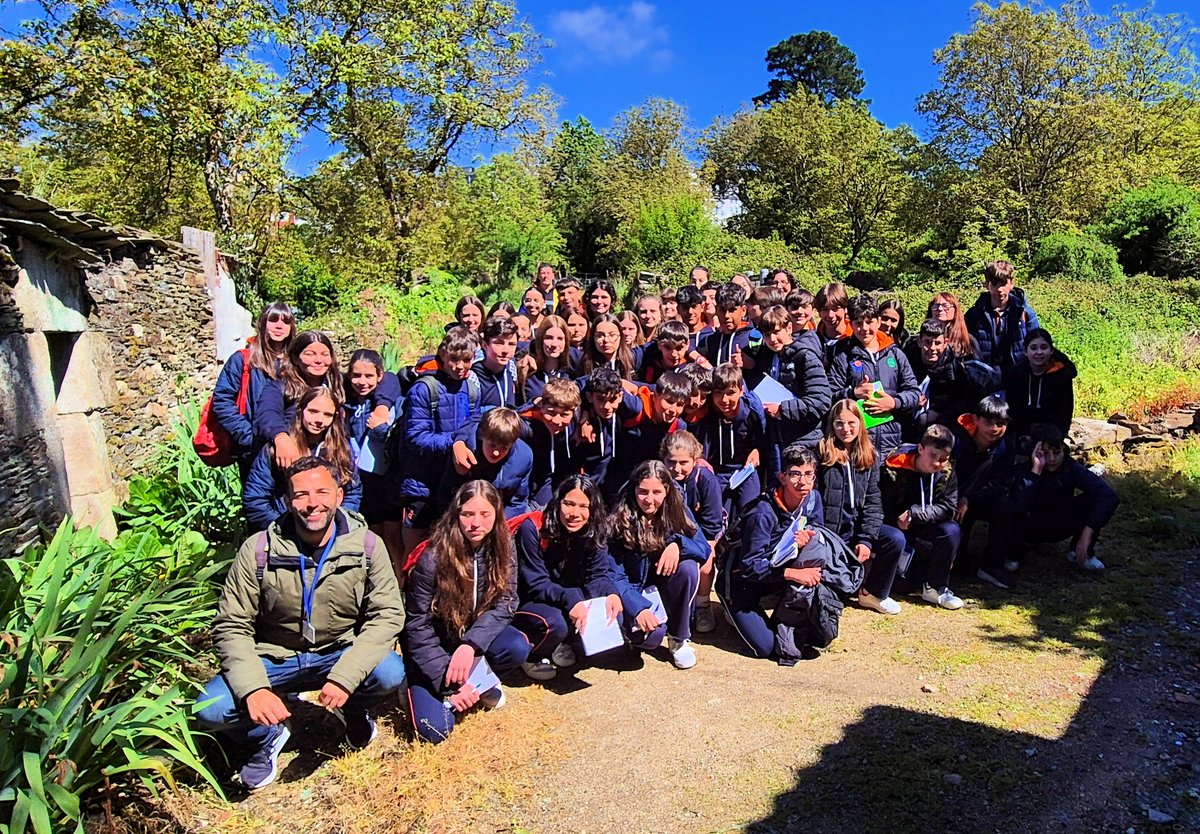 Esta mañá, guiando polo #LugoRomano ao alumnado de 1º de E.S.O. do colexio @franciscanasOU de Ourense 🙌🌟 Estas dúas fotos son na #PortaMiñá (das 10 portas da #MurallaRomana a que conserva mellor o estilo orixinal) e na #VíaRomanaXIX ao seu paso polo #BarrioDoCarme. Grazas por