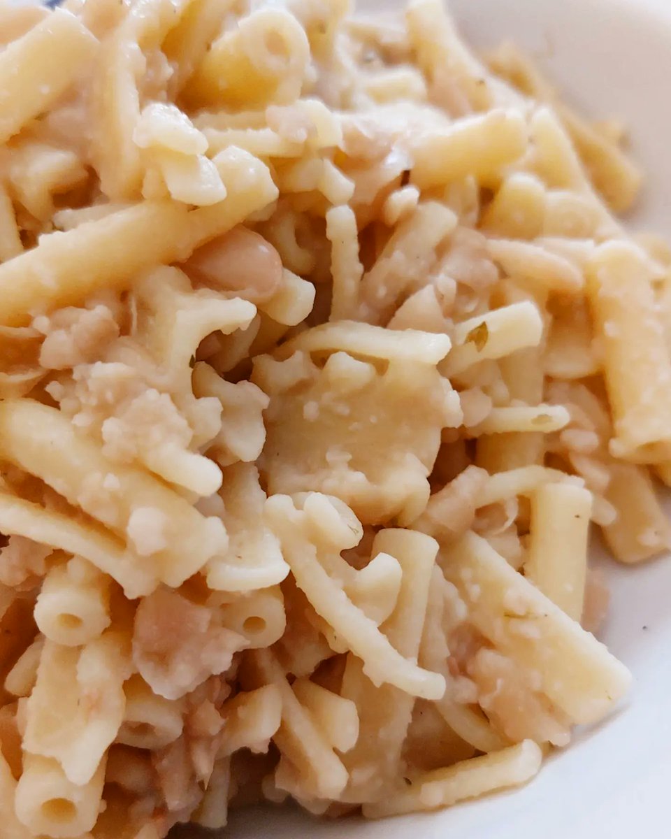 TopAliment's tweet photo. Pasta mista e fagioli cannellini, cremosi , con aglio e origano e sale q.b. olio d'oliva. 
.
Buoni e semplici 😋
.
#pastamista #fagioli #fagiolicannellini #cremosi #aglio #origano #olioextraverginedioliva #saleqb #topaliment #foodtopaliment #pastatopaliment #gourmetopaliment https://t.co/6rpT6szR0b