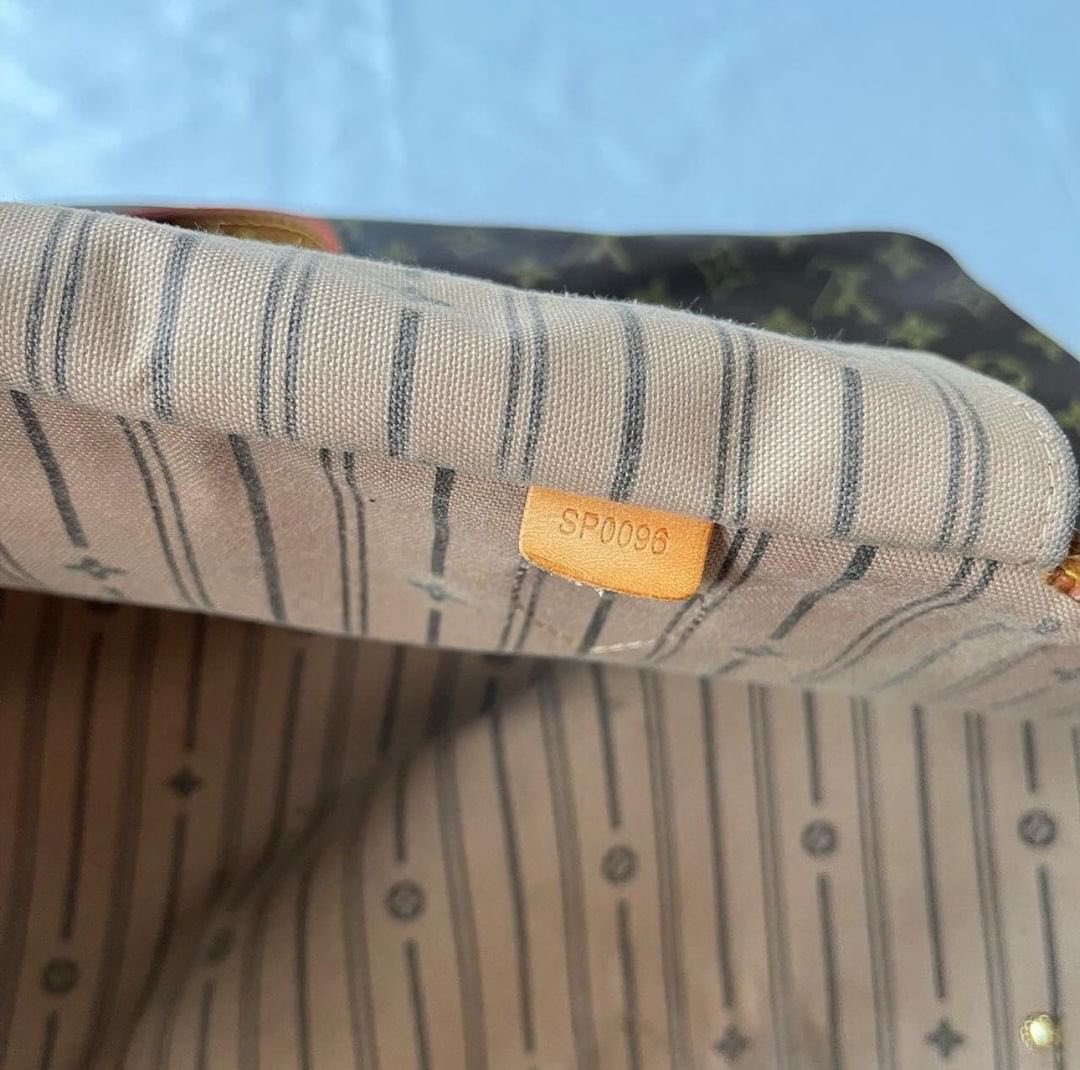 sefiiin's tweet image. GAESSS sodaraku mau jual authentic branded bag 

LV (Louis Vuitton) Neverfull tahun 2006

Tasnya masih cakep banget. Kelengkapannya BAG ONLY.

Harga: 3,9 juta NEGO TIPIS 🥺

Yuk yang mao

#prelovedbag #taspreloved #lvneverfull #lvsecondhand #secondhandbag #secondhand #tasbranded