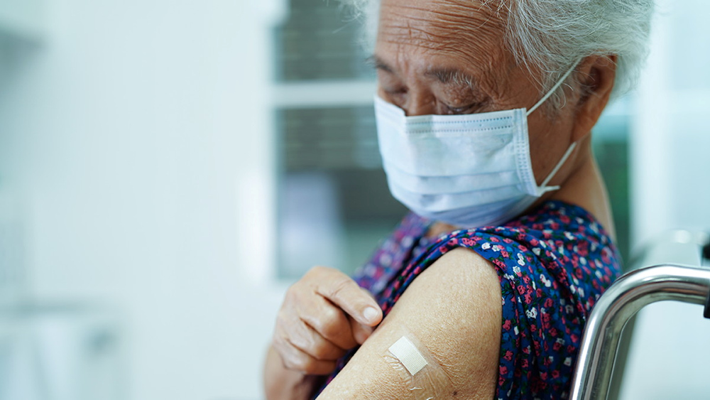 A network meta-analysis of phase III trials featured in #BMCInfectDis finds the BNT162b2 COVID-19 vaccine to be most effective at preventing symptomatic SARS-CoV-2 infection, especially in the elderly population. Read here: bit.ly/3JJkw44