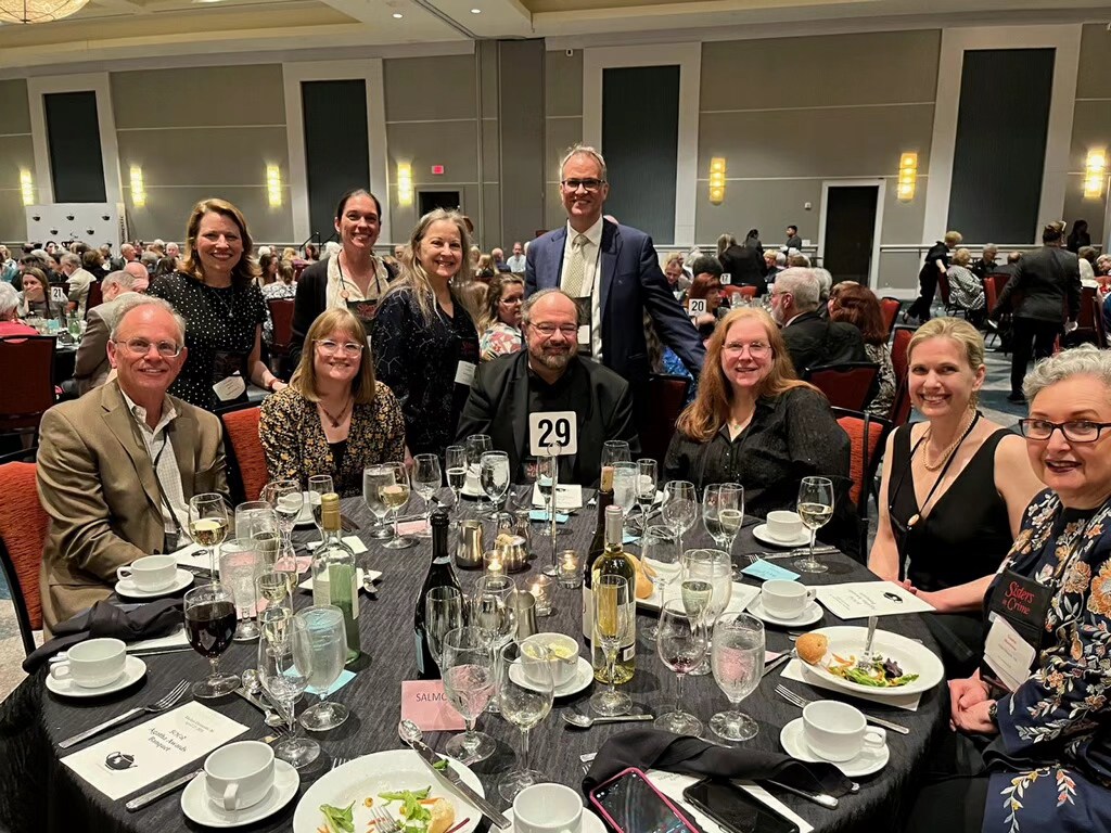 #oldfriends #oldacquaintance #newfriends #newfriendships #malice2024 #malicedomestic #banquet @suecaulkins #richienarvaez #catherinesiemann #ninamansfield #sistersincrime #sistersincrimenyc #agathaawards