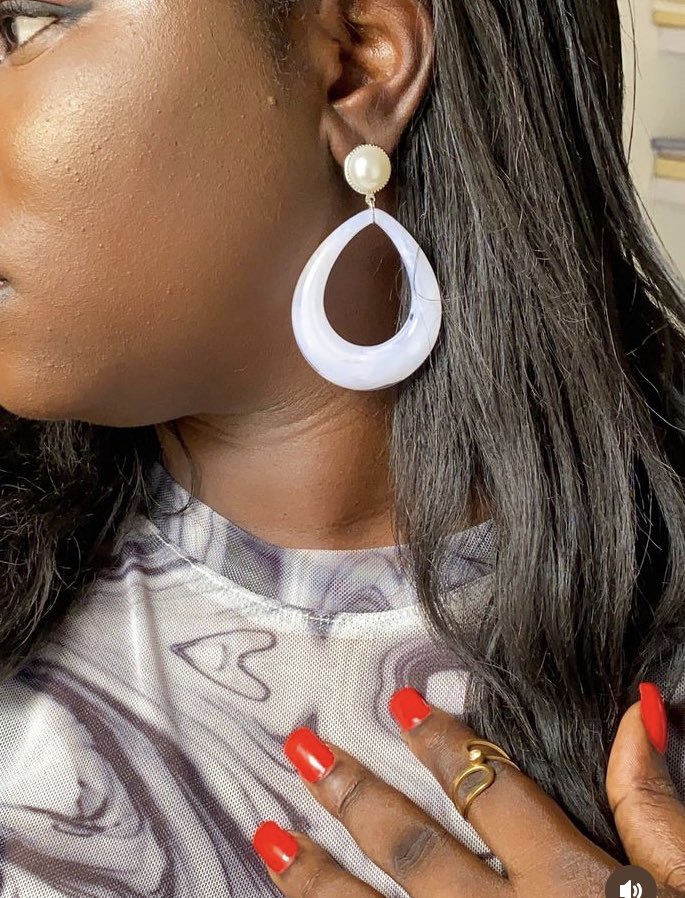 Oval shell earrings . Old price: N2500 Sales price: N1500 . Discount valid till 12am . #pagesbydami #NightmarketwithDammyB #Pagesbydamicommerce #Flutterwavecommerce