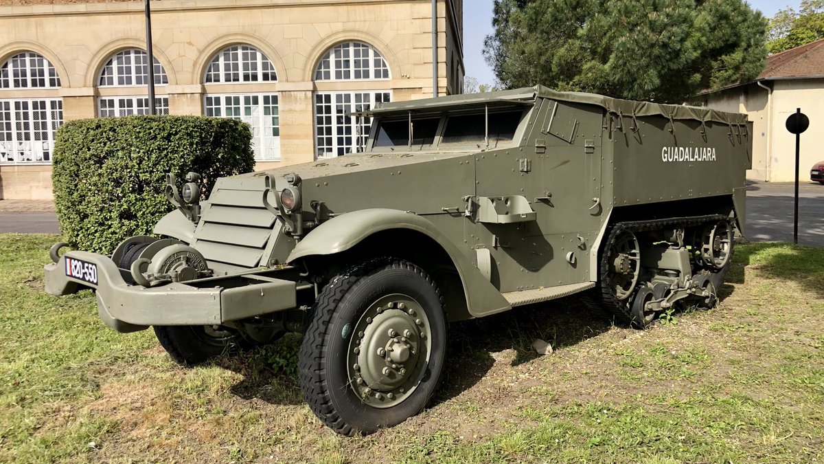 [Seconde Guerre mondiale] Sur la place d’armes du 8e RT au Mont-Valérien #Suresnes • Half-track M3 « #Guadalajara » de la 9e Cie « La Nueve » du 3e bataillon du Régiment de Marche du Tchad 🇫🇷 qui a activement participé à la #Libération de @Paris en août 1944 #patrimoine #DDay80