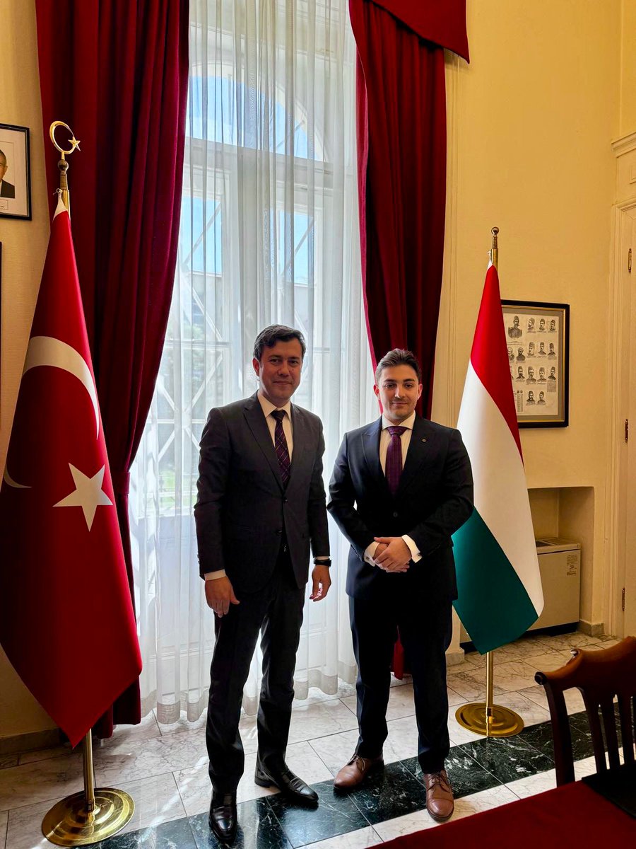 🇹🇷 Budapeşte'deki farklı üniversitelerde eğitim gören öğrencilerden müteşekkil 'House of European Affairs and Diplomacy' (HEAD) topluluğunu Büyükelçiliğimizde ağırladık, Türk dış politikasına, ikili ilişkilerimize ve diplomasi mesleğine dair sorularını yanıtladık. . . 🇭🇺 A…