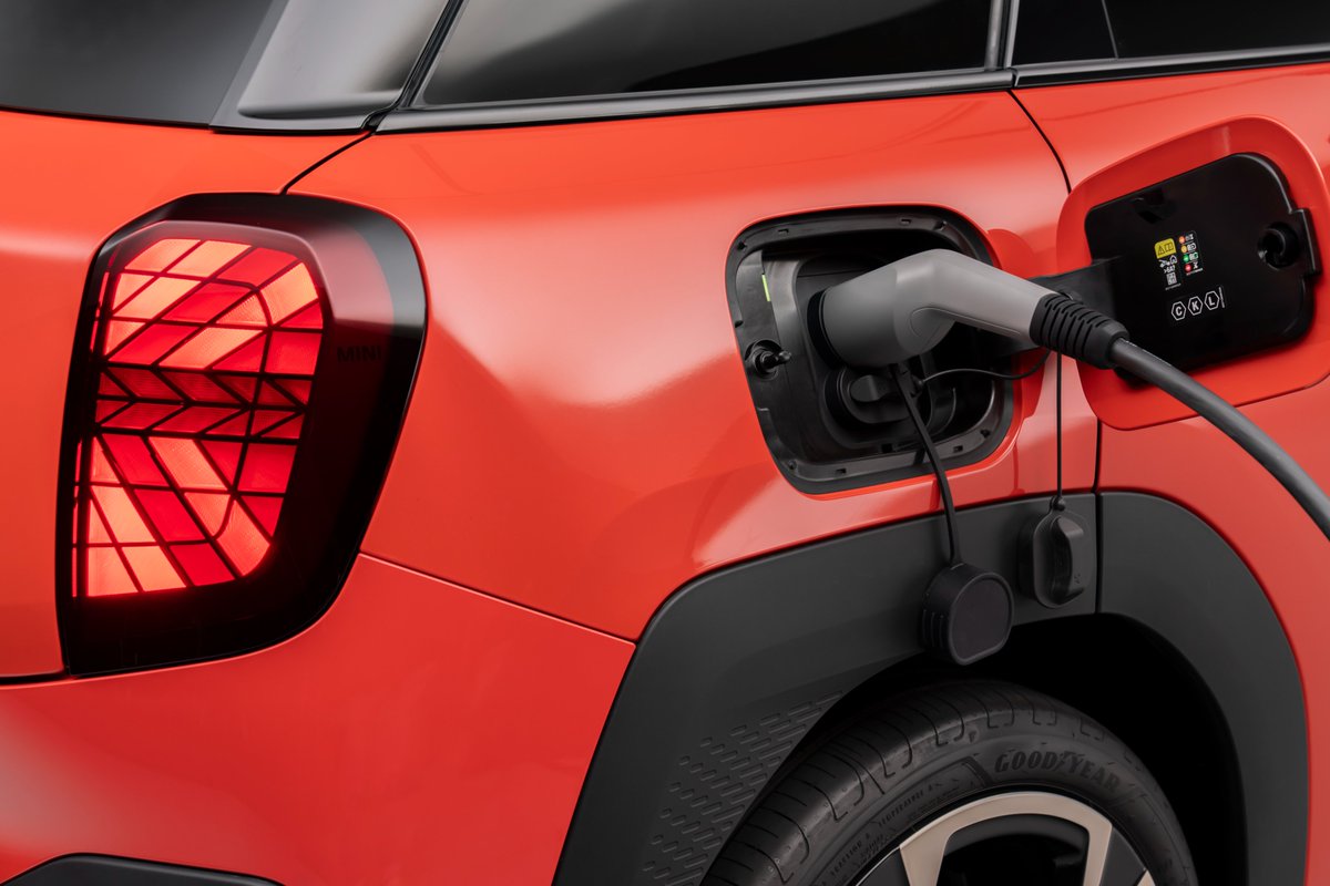 A new MINI is coming to the car market: Introducing the Aceman!⚡️🔋

Discover more about the fresh compact SUV that comes with electric powertrains only. ⬇️

dreamlease.co.uk/news/a-new-min…

#MINIAceman #CarNews #MINIFamily #EV #NewCar #Cars2024