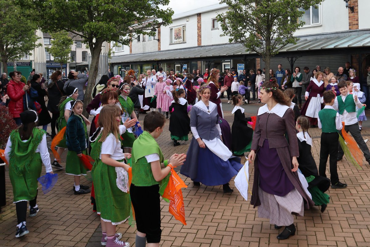 Da iawn Dawnswyr Delyn am drefnu Gŵyl Cadi Ha' llwyddiannus arall yn Nhreffynnon💃 Braf yw gweld traddodiadau'r Sir yn parhau🥳 Well done Dawnswyr Delyn for organising another successful Cadi Ha' festival in Holywell💃 It great to see local traditions continued🥳