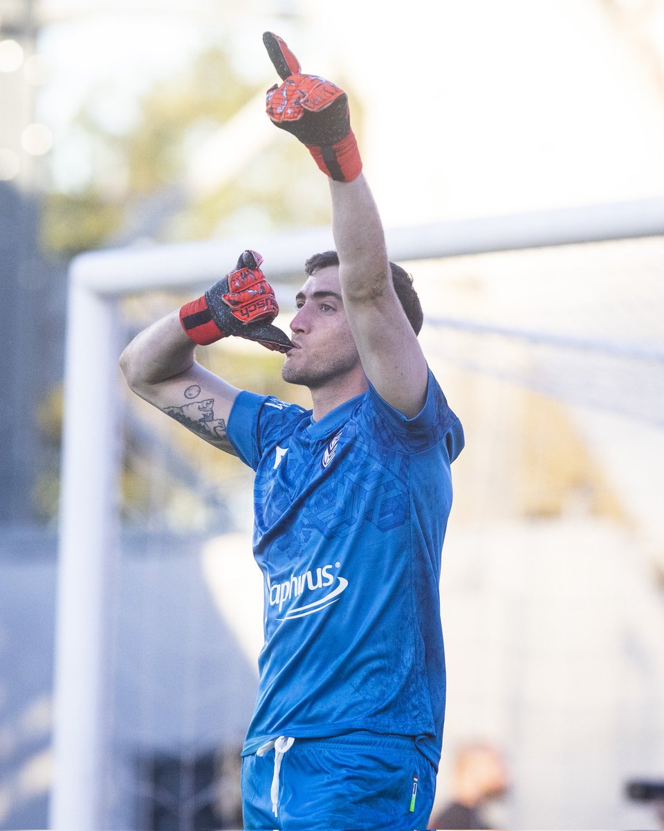 Velez's tweet photo. No necesitamos llaves para cerrar el arco 🧤💪🏼 https://t.co/eljbbK8HEf