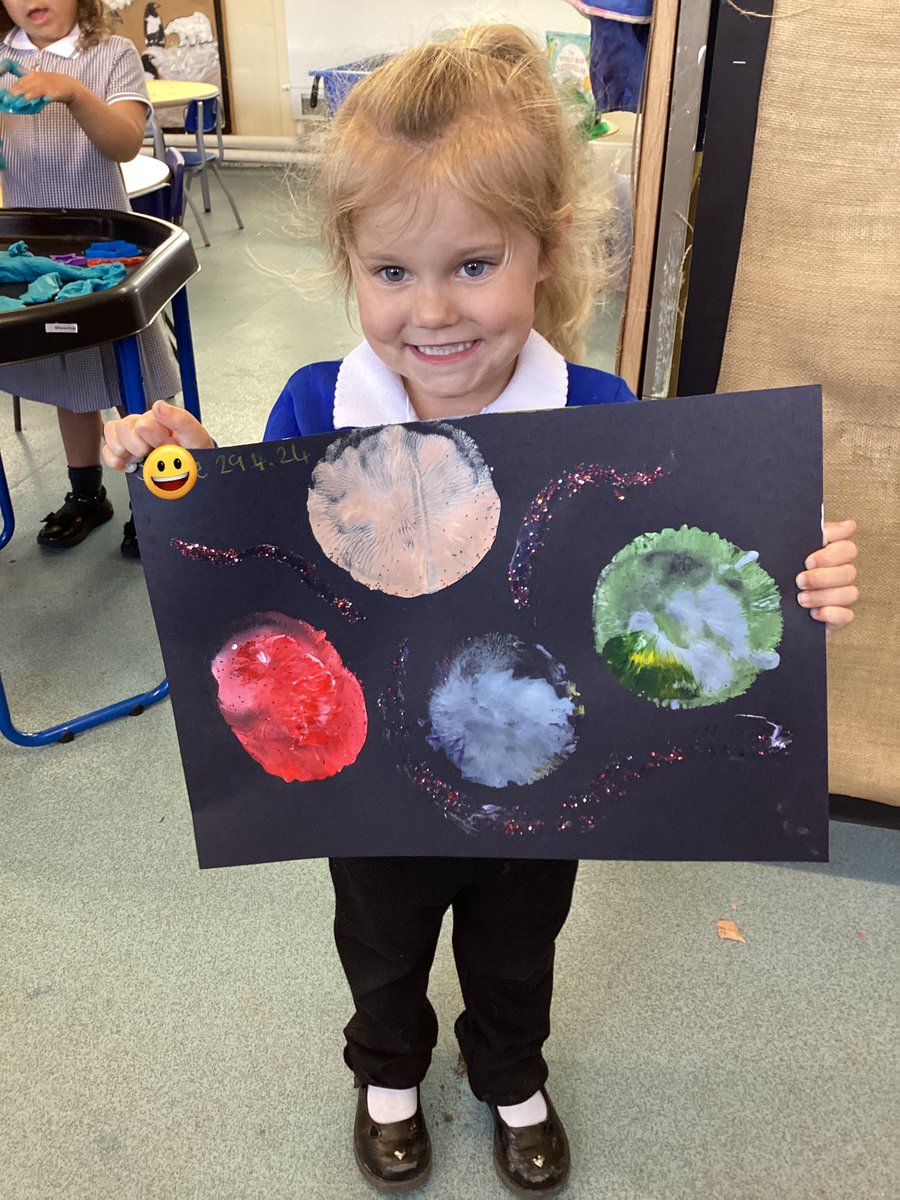 This week caterpillars are looking at the space environment 🚀 🌎 🌙 
We used balloons dipped in different coloured paints to create planets 🪐 
@PelhamPrimary_ @trustilluminate