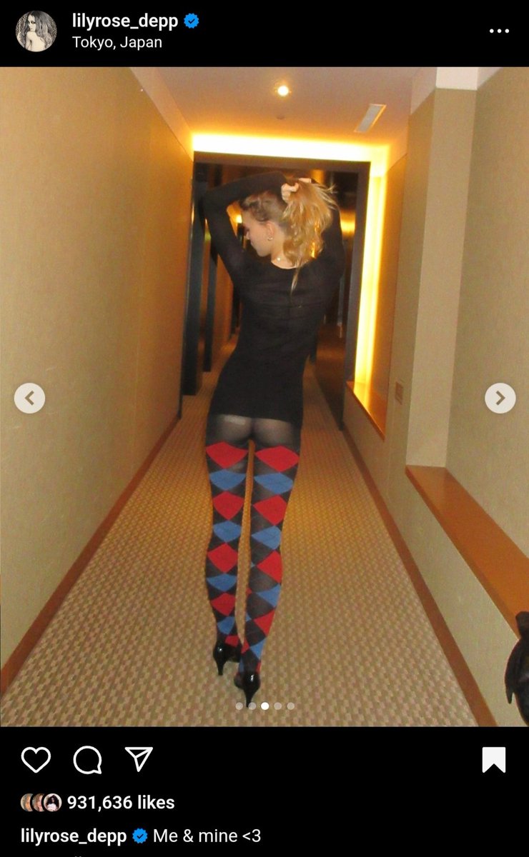 Neste momento Lily Rose Depp se encontra vestida de dançarina do cantor Leonardo em um hotel no Japão acompanhada de sua amada 070 Shake