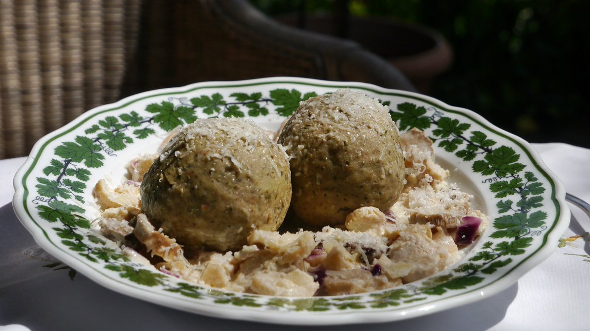 Der neue Beitrag hat 2.000 Kommentare, und daher gibt es nur zwei Geschlechter und obendrein zwei Spinatknödel mit Kräuterseitlingrahm und geriebenem Parmesan auf Meissen Weinlaub im Garten.