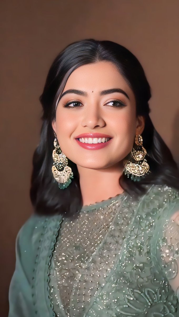 An Elegant Smile, And a dream full of Stars! Angel, is what we call you 🩷💖 @iamRashmika #RashmikaMandanna