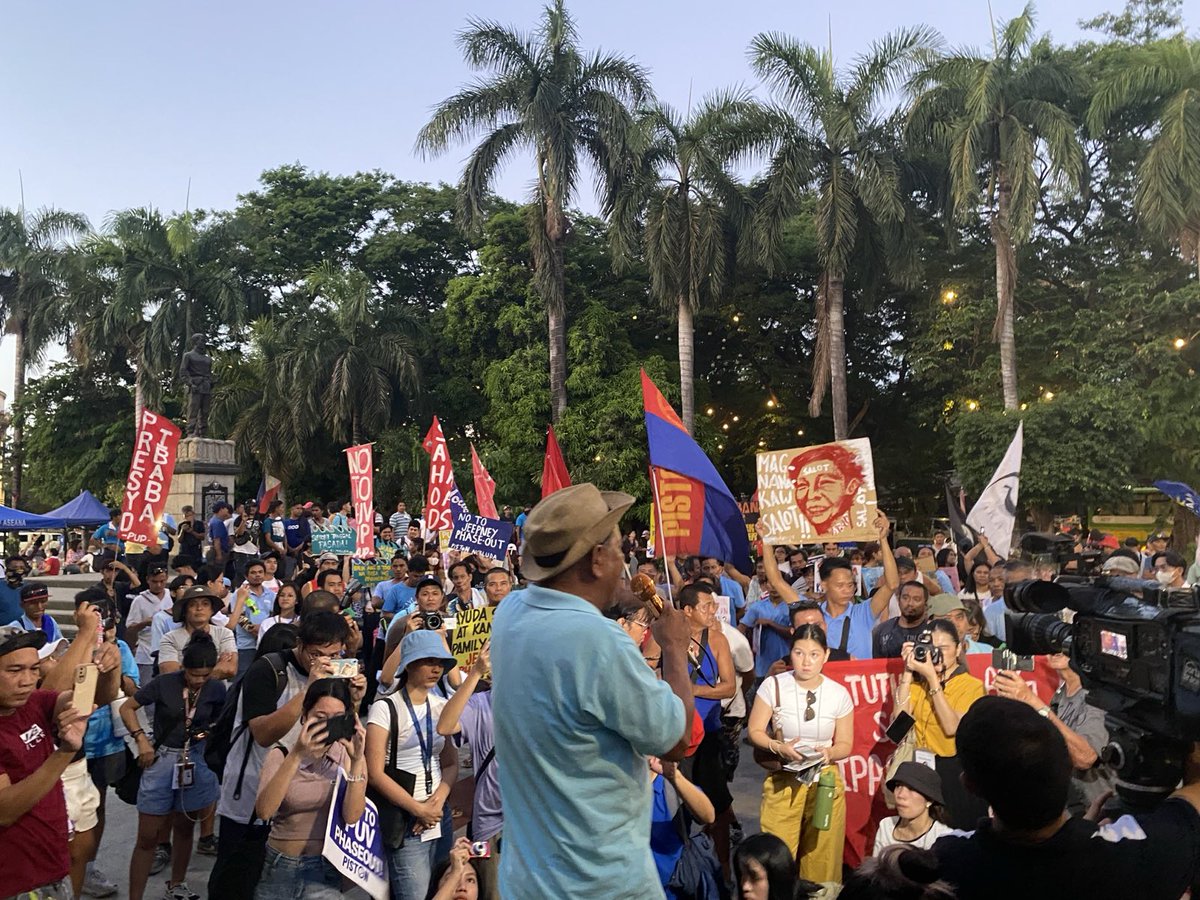 📣 HOLD THE PICKET LINES! Despite the overkill intimidation tactics by the police & threats by the Marcos government, we continue to strike for a progressive, pro-people, and nationalized public transport! ✊🏽 TRANSPORT WORKERS & COMMUTERS FIGHT BACK!