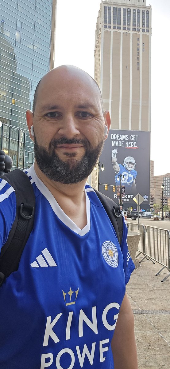 Got on my @LCFC blues today while working from Detroit, Michigan for the #FearlessFoxes 🦊 massive match. Go get that @SkyBetChamp 🏆 lads! #LCFC #FoxesNeverQuit