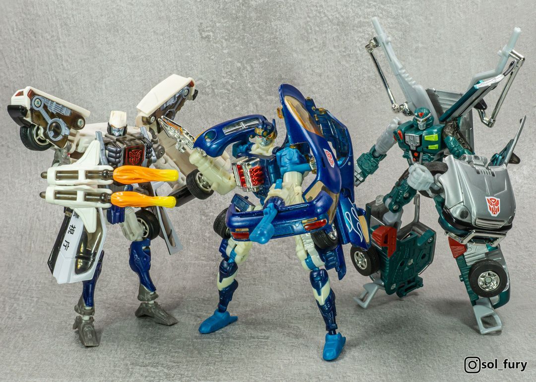 SolFury's tweet photo. The Robots in Disguise Car Brothers were realistic cars like the original 1984 Transformers, but with modern (for 2000) levels of articulation!
#transformers
#robotsindisguise #transformersrobotsindisguise
#carrobots #transformerscarrobots https://t.co/wttOpNgNwW