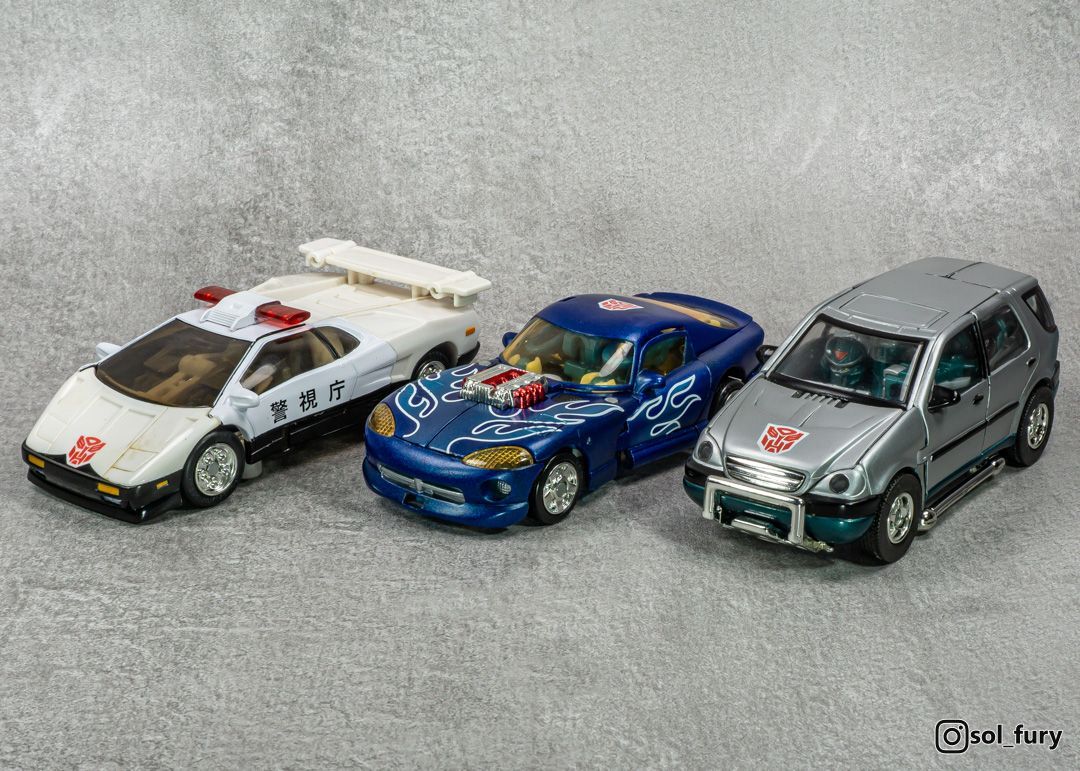 SolFury's tweet photo. The Robots in Disguise Car Brothers were realistic cars like the original 1984 Transformers, but with modern (for 2000) levels of articulation!
#transformers
#robotsindisguise #transformersrobotsindisguise
#carrobots #transformerscarrobots https://t.co/wttOpNgNwW