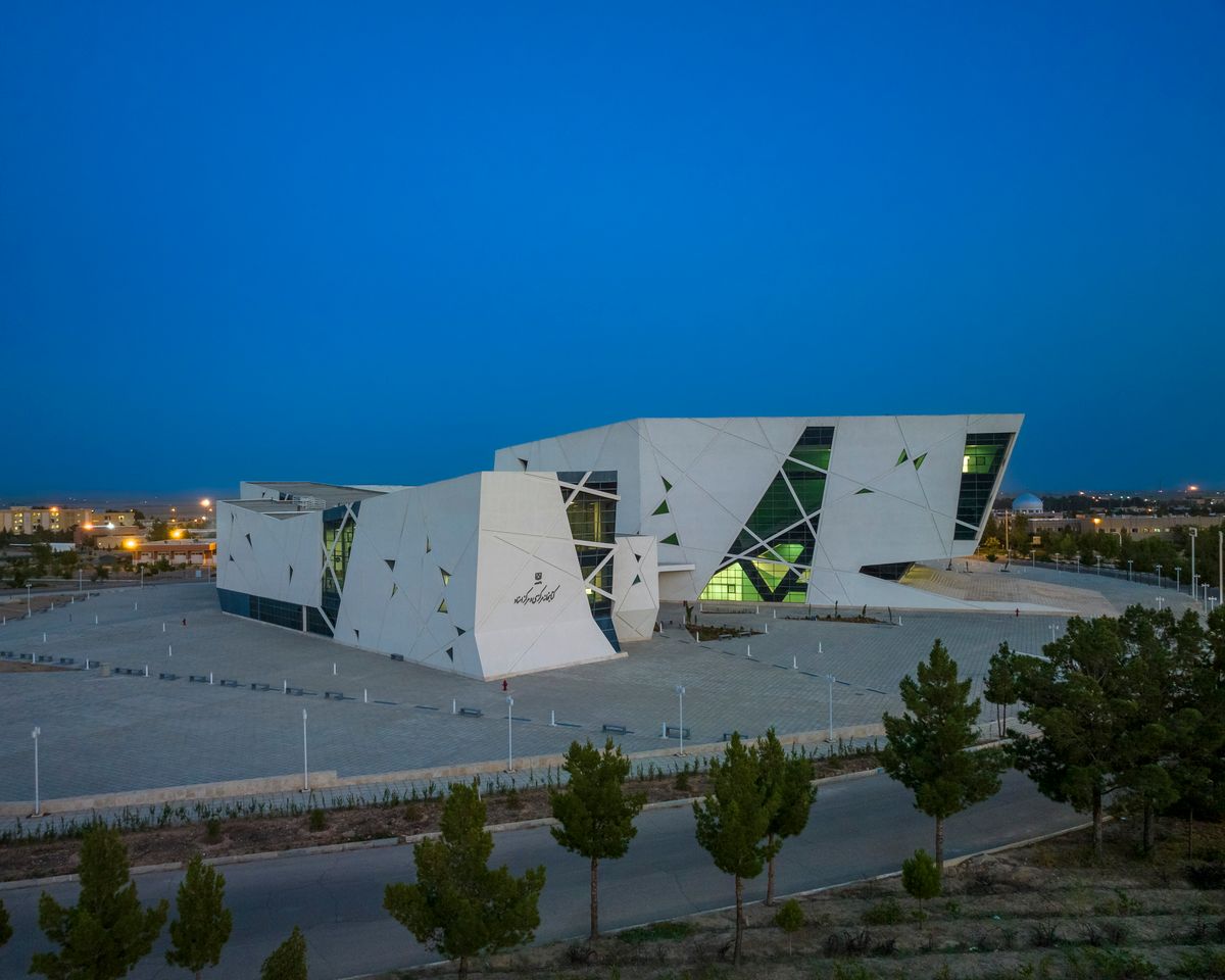 The University of Semnan Auditorium & Library is a large, modern complex inspired by traditional Iranian art. Its unique triangular openings and vibrant turquoise color enhance natural light and celebrate Iran's cultural heritage. Details: arc.ht/3xYdxSv |📍Semnan, Iran