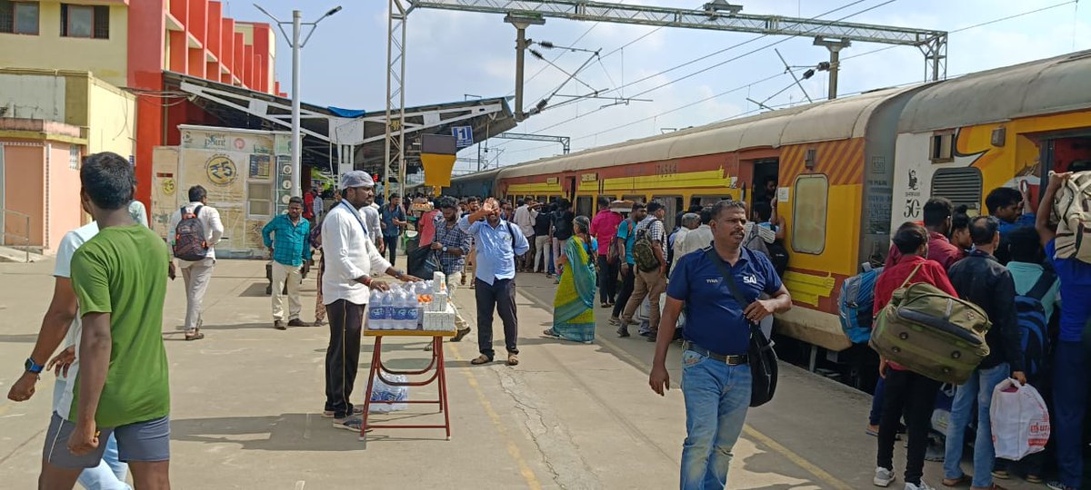 Quenching Travelers' Thirst 💧

Hydration Desks with Water Bottles and ORS Packets Now Available Near Unreserved Coaches at #Villupuram Station of #TiruchchirappalliDivision