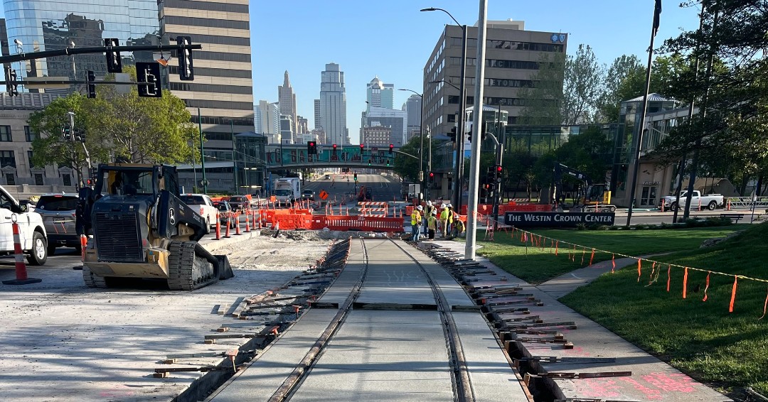Read the Weekly Construction Update to see where #BuildKCSC crews will be working this week for the #kcstreetcar Main St. Ext: ow.ly/9Jof50Ohmpe 📸: Track construction near Pershing Rd. & Main St. #Ridein2025 🚊 @kcstreetcar @KansasCity @RideKCTransit