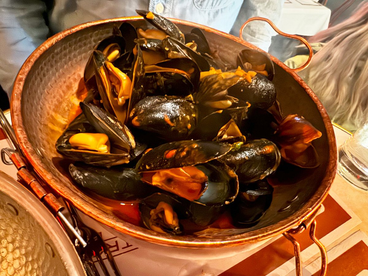 Mondays were made for … mussels! We’re loving the delicious tomato-basil sauce in our Moules Provençal right now. Come in and have some! 🍽️
#mannysbistro #mannysbistrony #moules #moulesprovençales #mussels #frenchfood #frenchbistro #NewYorkCity #frenchcuisine #NewYork #nyc #uws