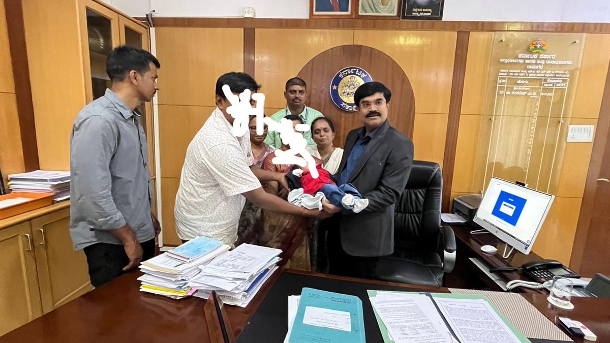 ಮಕ್ಕಳಿಲ್ಲದ ದಂಪತಿಗಳಿಗೆ ದತ್ತು ಭಾಗ್ಯ ದತ್ತು ನೀಡಿದ ಜಿಲ್ಲಾಧಿಕಾರಿ ಡಾ ವೆಂಕಟೇಶ್ ಎಂ.ವಿ
ದಾವಣಗೆರೆ ರವರು
ಕುಟುಂಬದಲ್ಲಿ ತಂದೆ, ತಾಯಿ, ಮಕ್ಕಳಿದ್ದರೆ ಅದೇನೋ ಚಂದದ ಮನೆಯಂತೆ ಕಾಣುತ್ತದೆ.ಅನೇಕರ ದಾಂಪತ್ಯದಲ್ಲಿ ಮಕ್ಕಳ ಫಲವಿಲ್ಲದೇ ಜೀವನದ ನಿರುತ್ಸಾಹ,ನಿರಾಸೆ ಭಾವನೆಯಿಂದ ದಿನಗಳನ್ನು ಸಾಗಿಸುತ್ತಾರೆ.