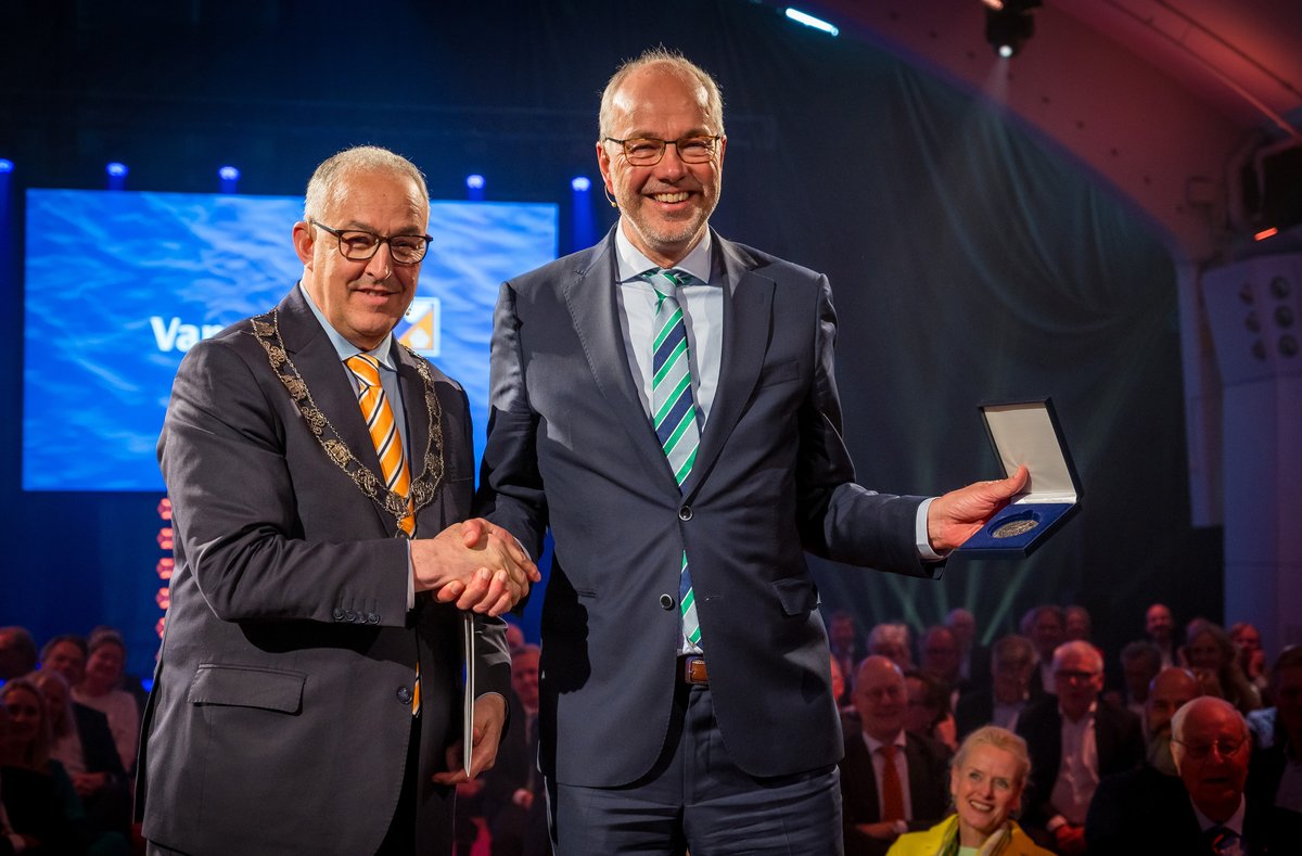 Pieter van Oord krijgt de Wolfert van Borselenpenning. 🏅 Met de Wolfert van Borselenpenning eert de stad Rotterdam mensen die een belangrijke rol hebben gespeeld voor de Rotterdamse gemeenschap. 🔗 Lees meer: persberichtenrotterdam.nl/persberichten/…