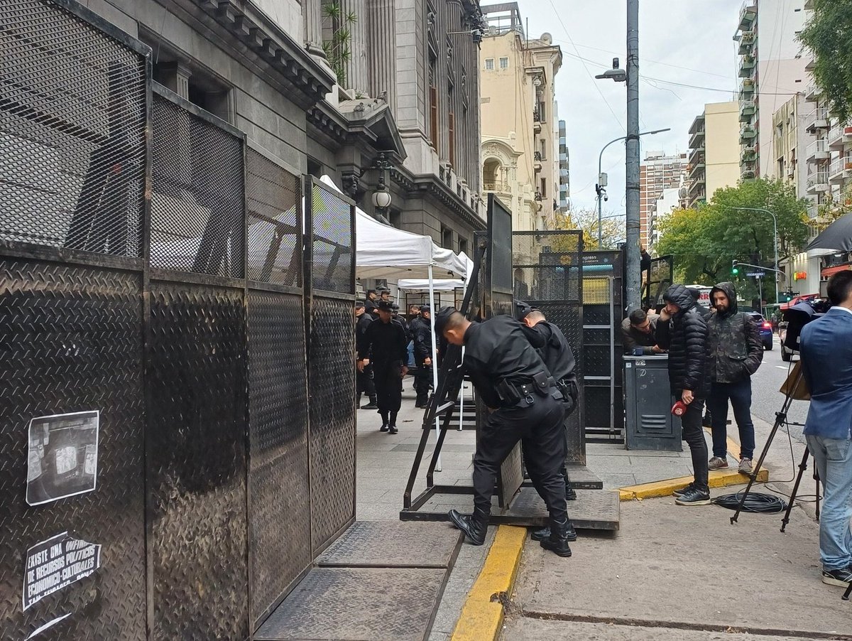 sabés que lo que se va a votar en el congreso es una mierda cuando la entrada al edificio se ve así: