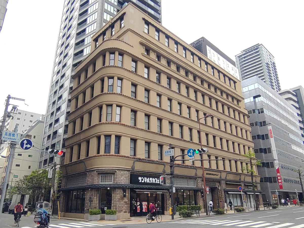 都心でこんな素敵な建物達が残されて維持されている。というのが大阪文化の本質では中廊下。吉本じゃなくて。