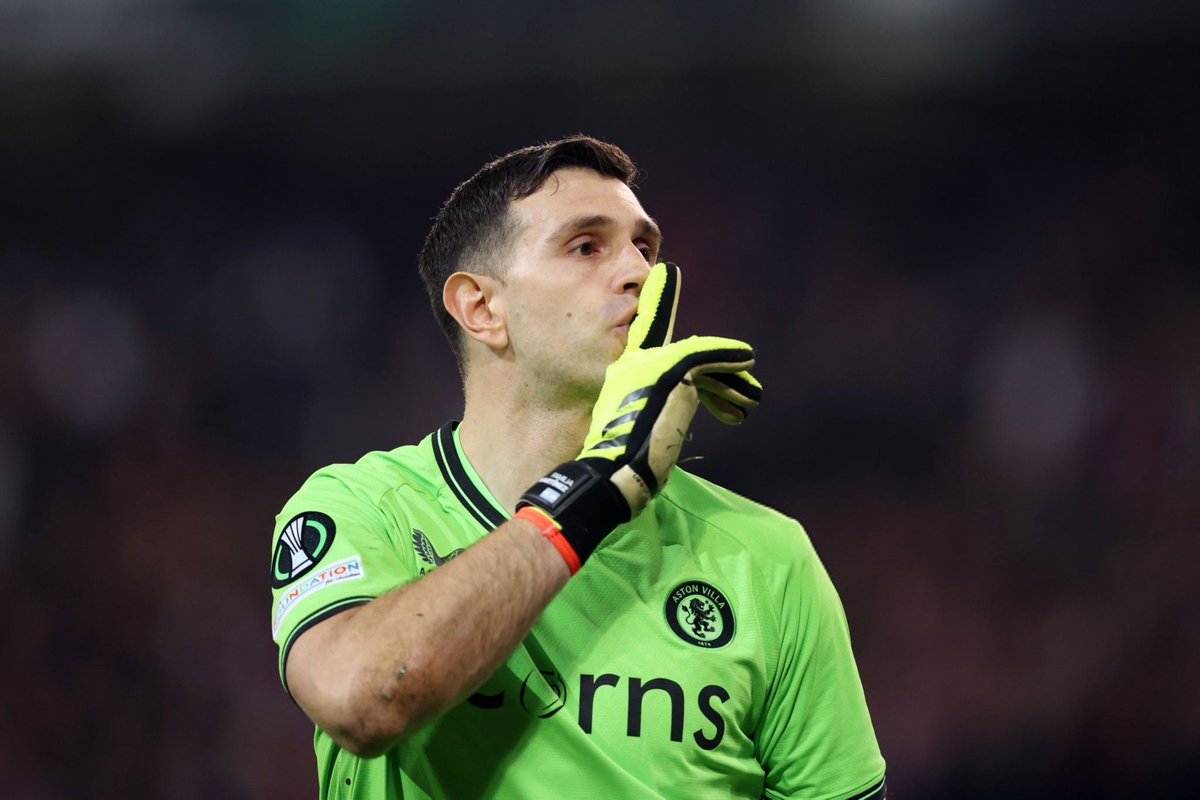 Blessé à la cuisse contre Chelsea, Emi Martinez manquera la demi-finale aller de Ligue Europa Conference de jeudi ainsi que le match face à Brighton ce week-end. Le club espère pouvoir compter sur son retour pour la demi-finale retour jeudi prochain.