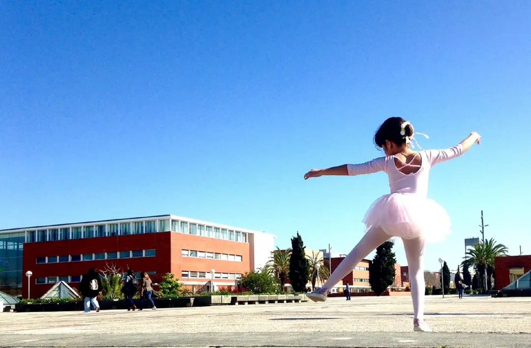 “Bailarina fui Mas nunca dancei Em frente das grades Só três passos dei“ Sophia de Mello Breyner Andresen (Doutora Honoris Causa pela UA) Dia Mundial da Dança! #universidadedeaveiro #campiUA #dailyua