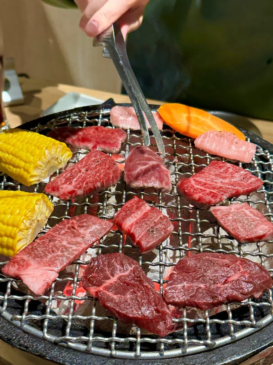 美食は楽しみで、一口ごとにうっとりします。