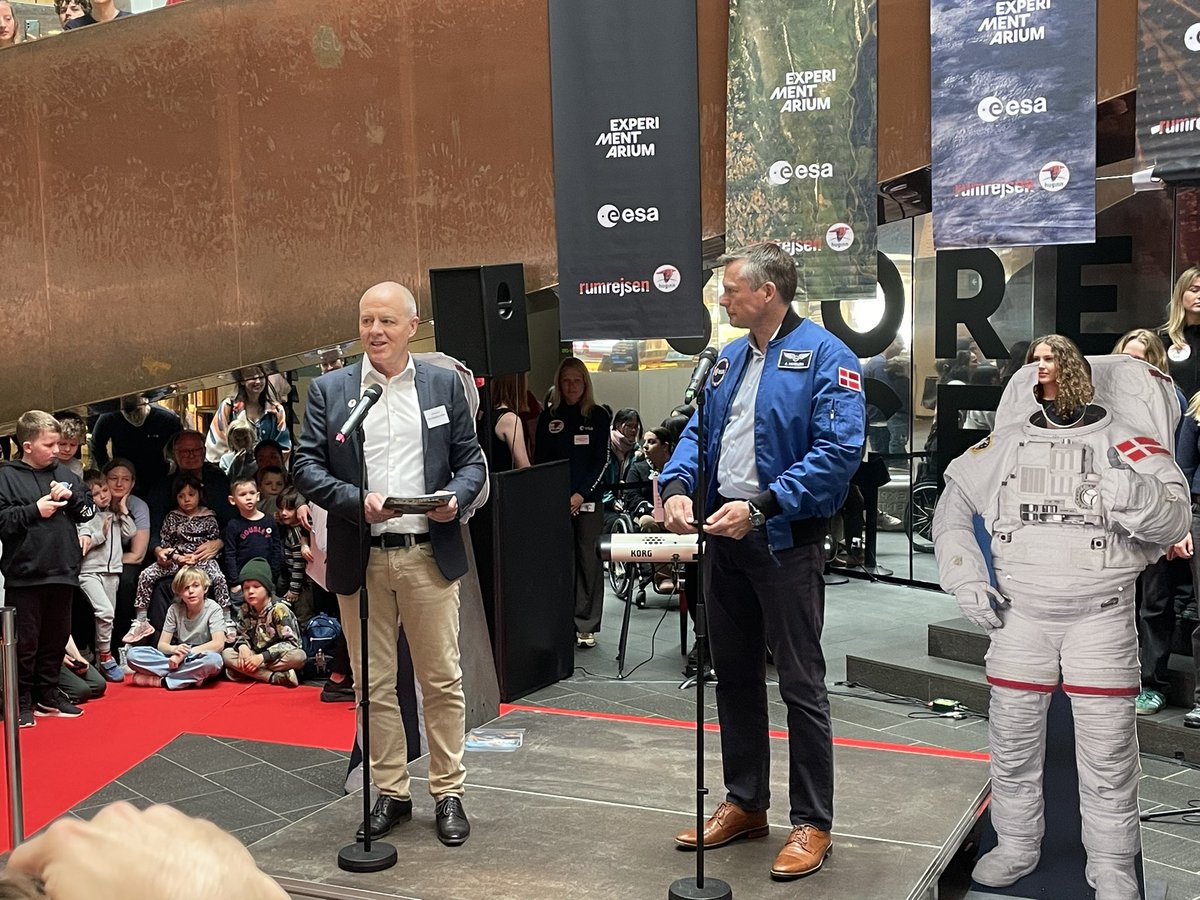 Experimentarium (@experimentarium) on Twitter photo Så er <a href="/Astro_Andreas/">Andreas Mogensen</a> landet på <a href="/experimentarium/">Experimentarium</a> hvor han bliver hyldet behørigt. VELKOMMEN HJEM! Følg med live på experimentarium.dk.<a href="/esa/">European Space Agency</a> <a href="/astra_science/">Astra</a> <a href="/videnskabdk/">Videnskab.dk</a> Så er <a href="/Astro_Andreas/">Andreas Mogensen</a> landet på <a href="/experimentarium/">Experimentarium</a> hvor han bliver hyldet behørigt. VELKOMMEN HJEM! Følg med live på experimentarium.dk.<a href="/esa/">European Space Agency</a> <a href="/astra_science/">Astra</a> <a href="/videnskabdk/">Videnskab.dk</a>